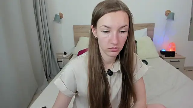 KateRedgar online show from March 25, 5:05 pm