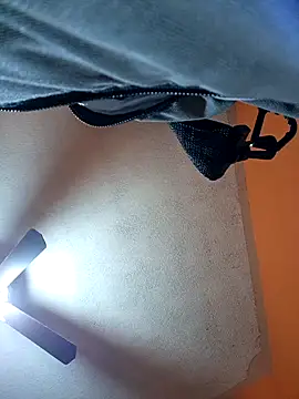 miicheele32 online show from October 15, 9:01 am