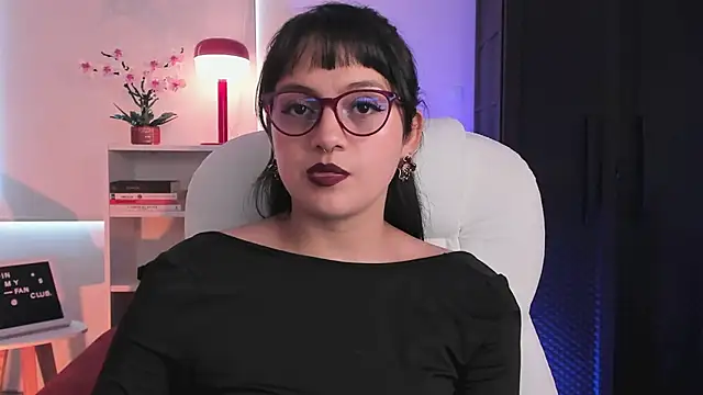 nahiapaws online show from April 10, 6:25 pm