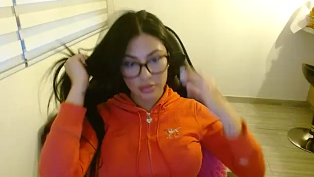 Charlotte cute18 online show from April 12, 11:17 pm