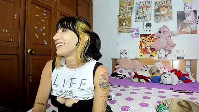 Snapshot of LunaDeCristall chatting on October 14, 9:01 am LunaDeCristall online show from October 14, 9:01 am