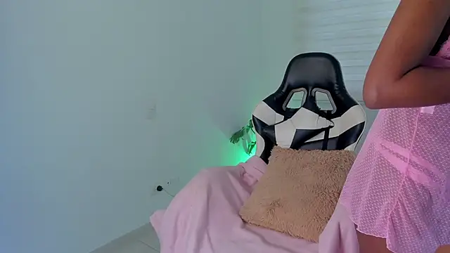 SavannahWildee online show from August 3, 12:00 pm