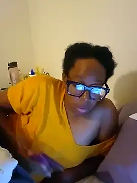 Snapshot of madamsensuale chatting on October 31, 1:40 am madamsensuale online show from October 31, 1:40 am