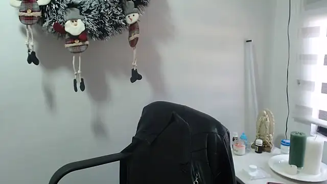 Rebecagiraut online show from December 19, 4:21 pm