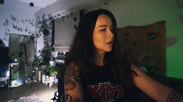 Snapshot of Leona_Mell chatting on October 5, 12:04 am Leona Mell online show from October 5, 12:04 am