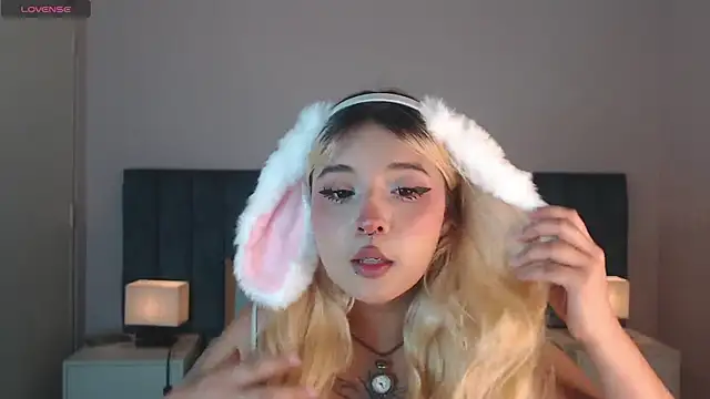 Snapshot of april_bunnyy chatting on October 20, 8:56 pm april bunnyy online show from October 20, 8:56 pm
