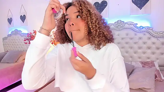 NiaColusi online show from November 17, 6:52 pm