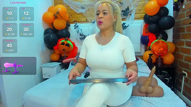 Snapshot of Dulcex69 chatting on October 17, 1:36 pm Dulcex69 online show from October 17, 1:36 pm