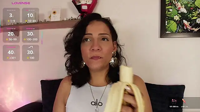 Elliee  online show from March 13, 12:50 pm