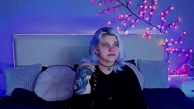 JoannLowe online show from September 24, 8:30 pm