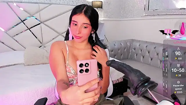 VICTORIA HOUSTON online show from November 8, 2:44 pm