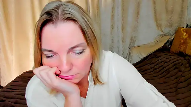 Snapshot of Regina__blue chatting on September 14, 8:18 pm Regina blue online show from September 14, 8:18 pm