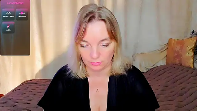 Snapshot of Regina__blue chatting on September 21, 3:54 pm Regina blue online show from September 21, 3:54 pm
