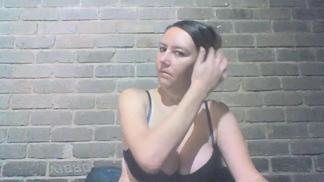 EksJouneMwah online show from February 15, 6:49 am