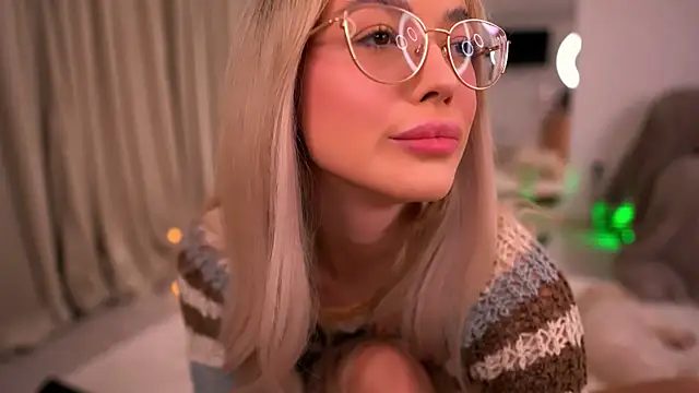 KylieJoyce online show from April 5, 8:19 pm