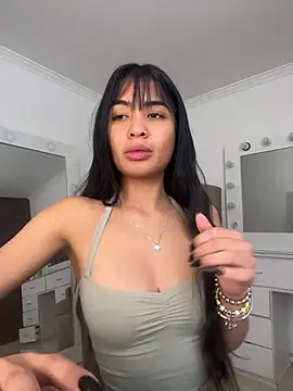 lina pink online show from December 5, 5:25 pm