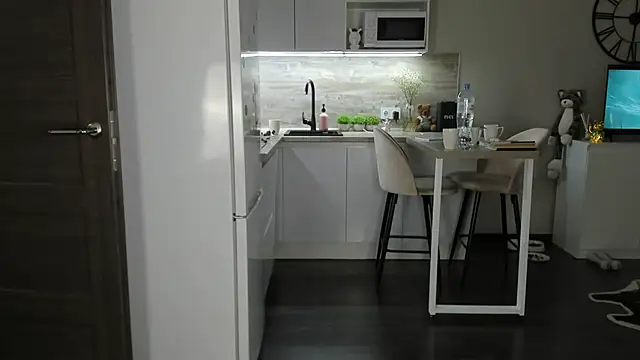 nilliluv online show from February 18, 8:30 pm