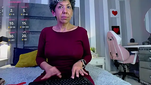 Julianewell online show from January 12, 12:10 pm