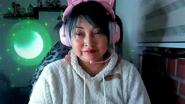 Shaddycute  online show from May 18, 3:05 am