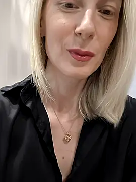 AvelinaLeoni online show from December 19, 7:00 am