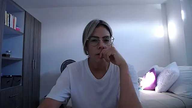 candydowson1 online show from March 13, 10:11 pm