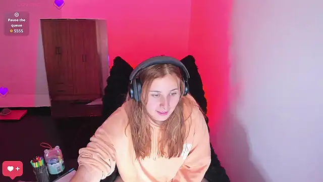 bonnie moon  online show from February 25, 9:13 pm