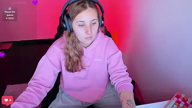 bonnie moon  online show from March 30, 6:40 pm