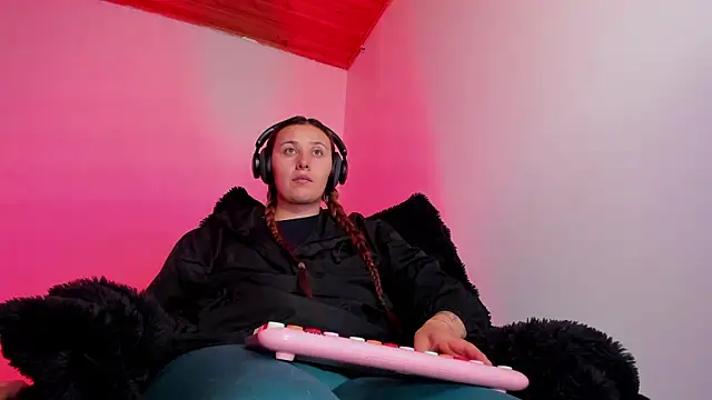 bonnie moon  online show from January 17, 11:01 pm