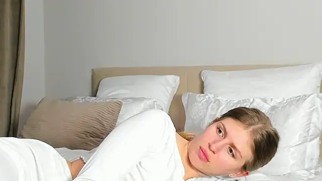 kirraa  online show from February 25, 9:57 pm