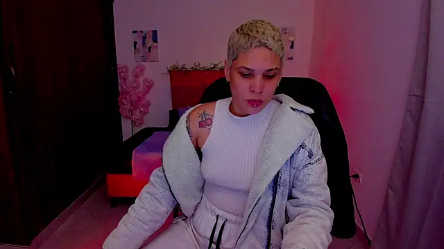 Snapshot of Charlee_pink chatting on October 3, 11:43 pm Charlee pink online show from October 3, 11:43 pm