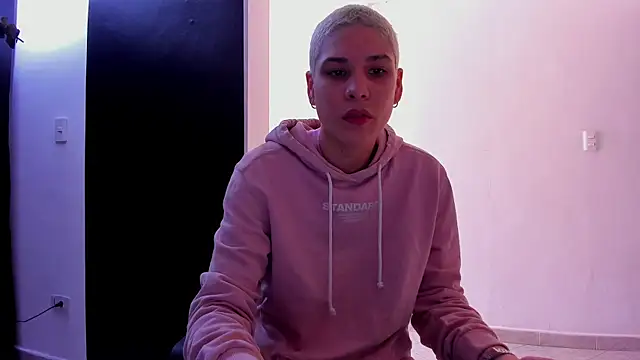 Snapshot of Charlee_pink chatting on September 10, 1:44 pm Charlee pink online show from September 10, 1:44 pm