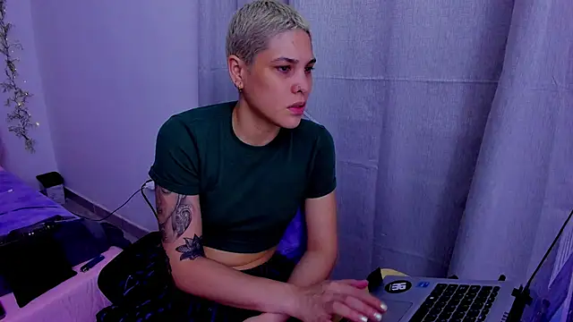 Snapshot of Charlee_pink chatting on September 23, 1:04 am Charlee pink online show from September 23, 1:04 am