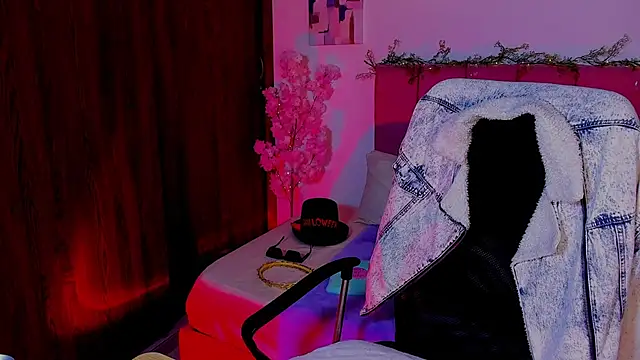 Snapshot of Charlee_pink chatting on October 17, 12:14 am Charlee pink online show from October 17, 12:14 am