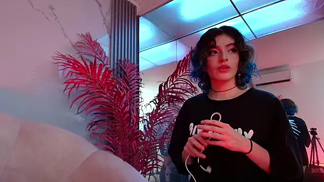 EvaHalsey online show from December 3, 8:33 pm