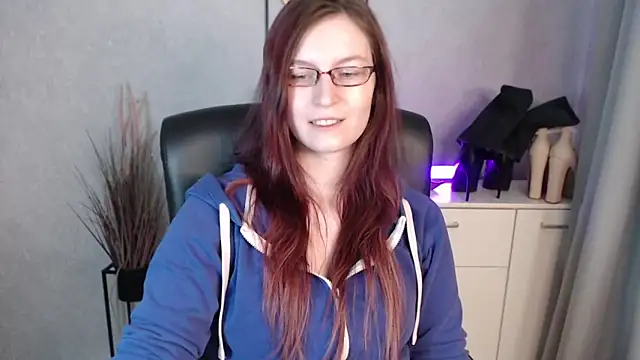 emmaxDelight online show from February 12, 8:49 am