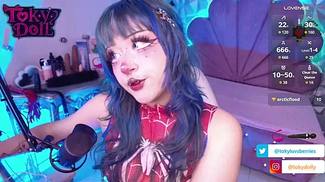 Snapshot of toky_doll chatting on October 6, 8:35 pm toky doll online show from October 6, 8:35 pm