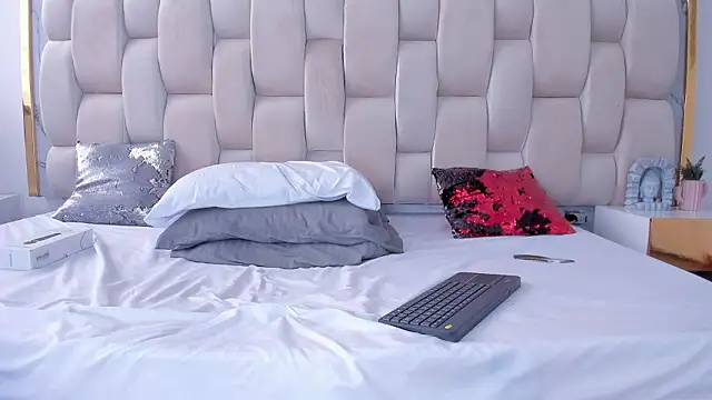 Hanna lens online show from March 26, 6:09 pm