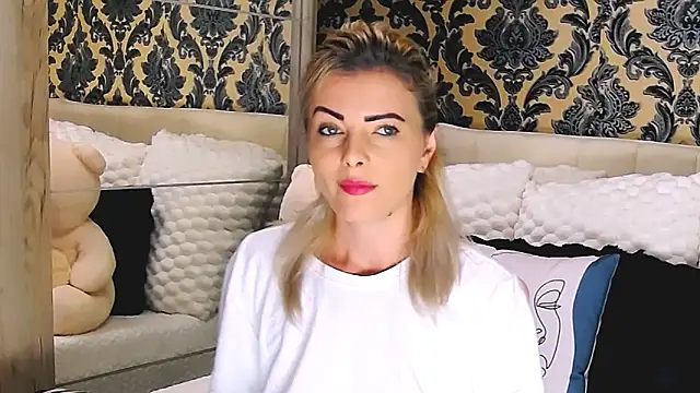 Snapshot of Aly_girl1 chatting on October 13, 9:01 am Aly girl1 online show from October 13, 9:01 am