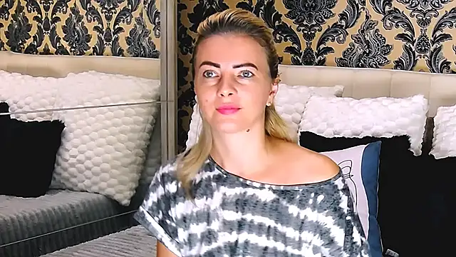 Snapshot of Aly_girl1 chatting on October 10, 10:09 am Aly girl1 online show from October 10, 10:09 am