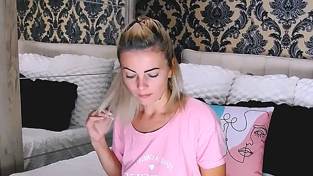 Snapshot of Aly_girl1 chatting on September 27, 8:43 am Aly girl1 online show from September 27, 8:43 am