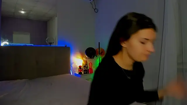 Laura Leee online show from November 7, 6:30 am