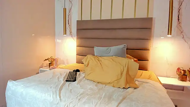 MelaniieRoux online show from January 6, 6:00 pm