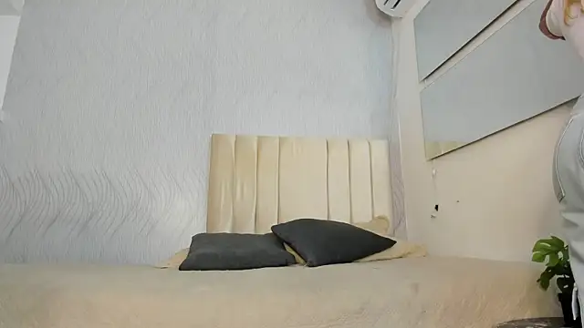 Snapshot of miranda_villa chatting on September 24, 12:37 pm miranda villa online show from September 24, 12:37 pm