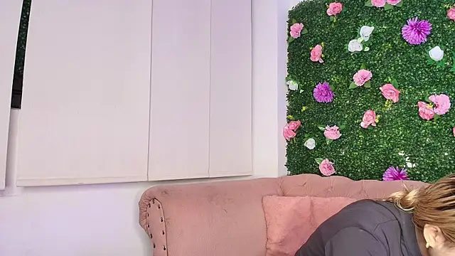 Snapshot of miranda_villa chatting on September 23, 12:36 pm miranda villa online show from September 23, 12:36 pm