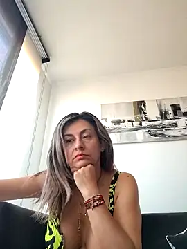 Latiinvenushot online show from March 29, 12:37 pm