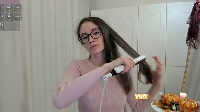 snowiie online show from October 31, 5:06 pm