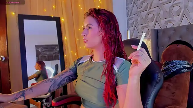 Snapshot of Sophiee_Hill chatting on September 15, 9:11 pm Sophiee Hill online show from September 15, 9:11 pm