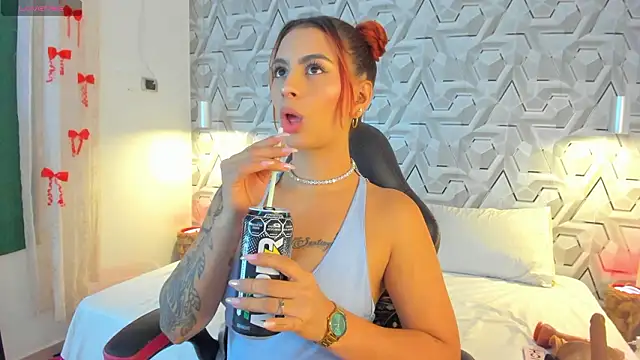 Sophiee Hill online show from February 6, 7:01 am