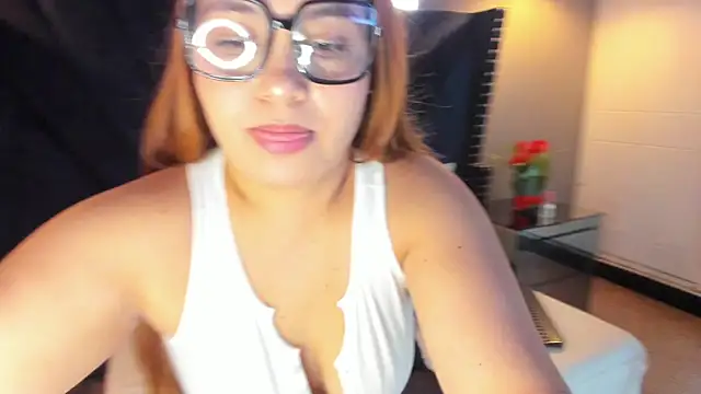 MAHIASMITH13 online show from November 25, 1:57 pm