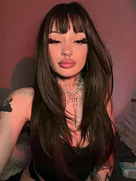 madelinexx online show from April 18, 5:15 pm